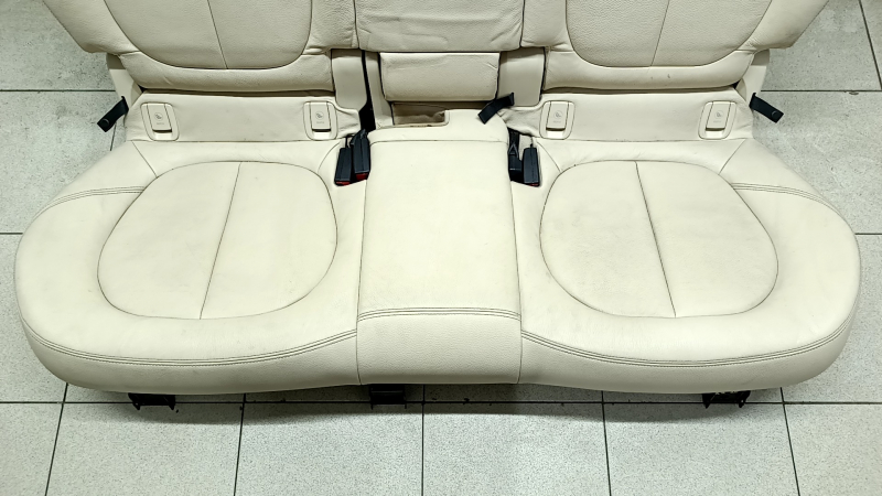 Задний ряд сидений 2 ряд BMW X1 F48 16-22 цельный, перфорация, кожа бежевая Oyster, примята кожа, без подголовников