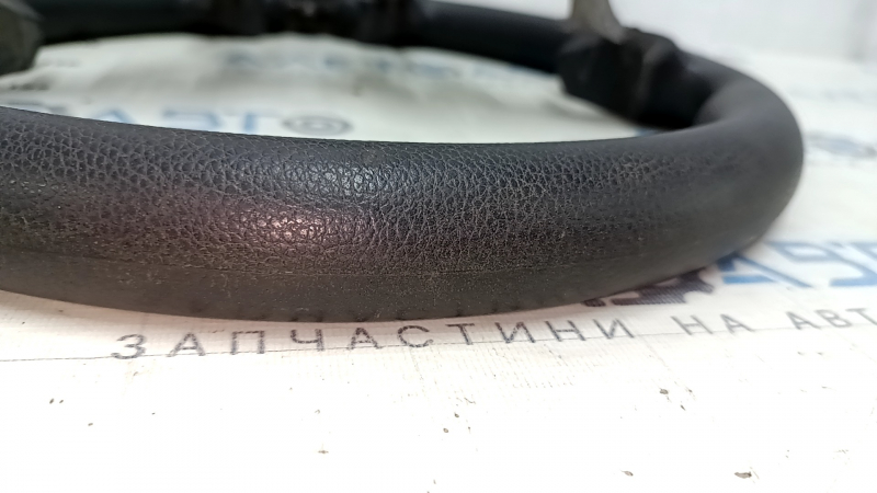Руль Hyundai Santa Fe Sport, общий вид, без кнопок и с природными следами использования.