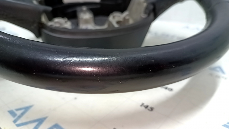 Руль голый Jeep Cherokee KL 14-21 кожа черная, без подогрева, с нижней накладкой, царапины, тычки