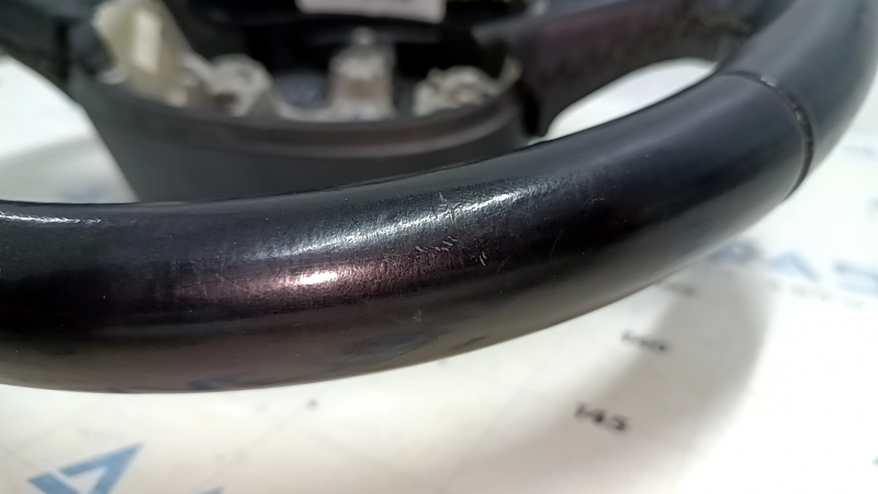 Руль голый Jeep Cherokee KL 14-21 кожа черная, без подогрева, с нижней накладкой, царапины, тычки