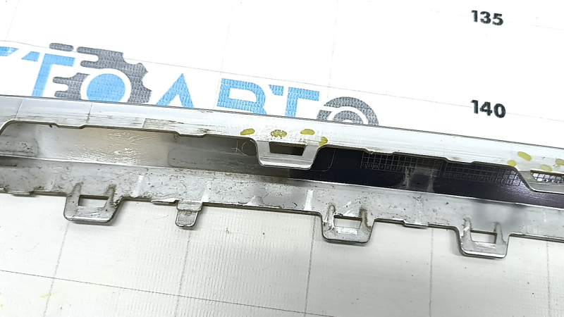 Молдинг переднего бампера Audi Q5 80A 18-20 хром, S-Line, сломаны крепления, песок