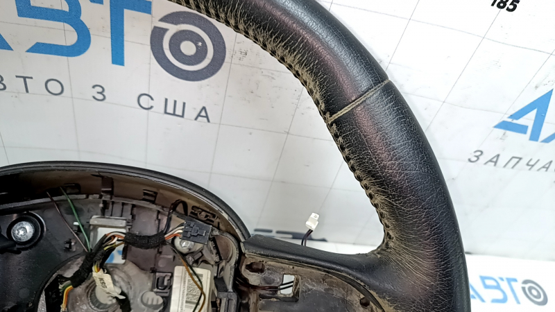 Подробный ракурс руля, следы эксплуатации заметны на поверхности, подходит для Jeep Renegade.