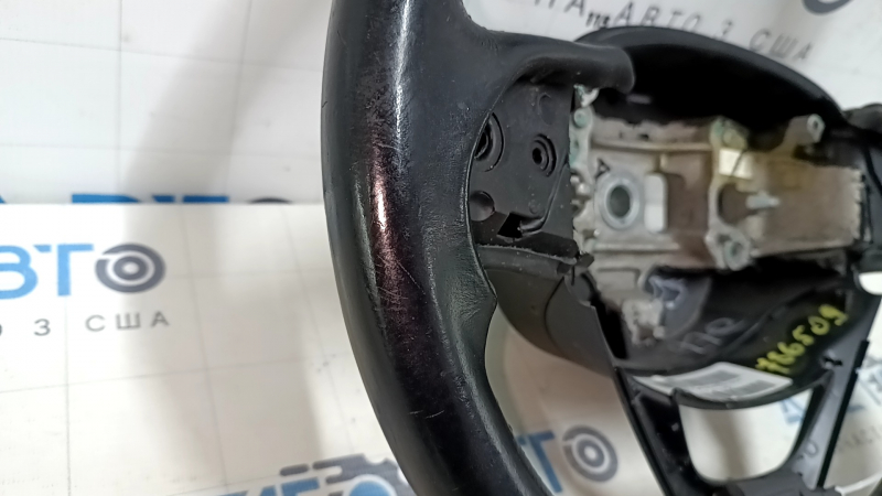 Руль голый Jeep Cherokee KL 14-21 кожа черная, без подогрева, с нижней накладкой, царапины, тычки, потерт