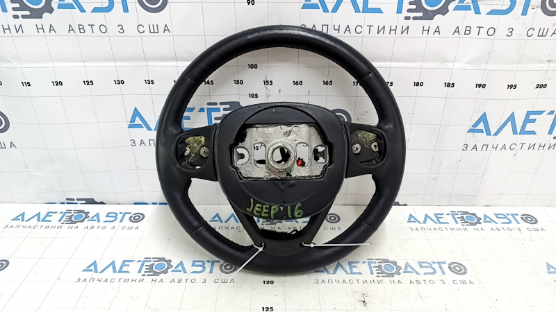 Детали рулевого колеса Jeep Grand Cherokee 2011-2022, поближе к повреждённому участку.