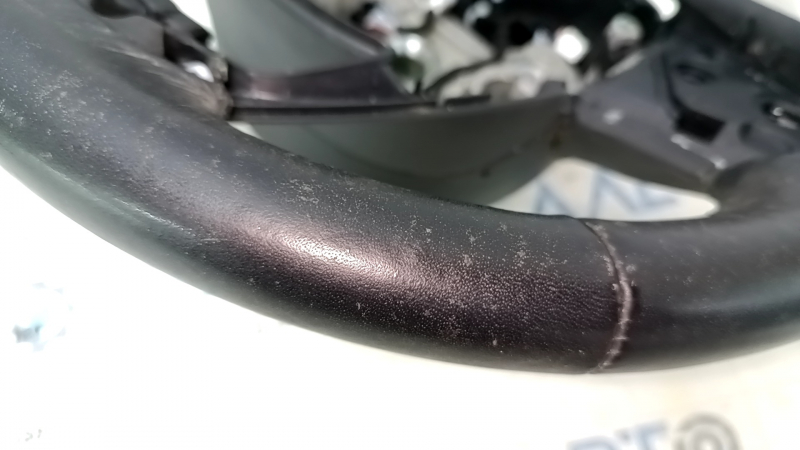 Руль голый Jeep Grand Cherokee WK2 14-21 кожа черная, с накладкой, царапины, тычки, под химчистку