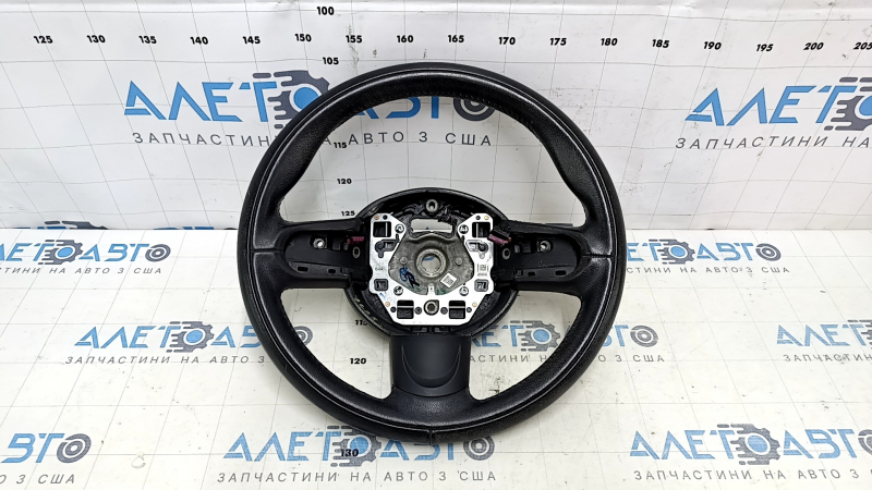 Рулевое колесо с царапинами для Mini Cooper Countryman 2010-2016, вид сбоку.