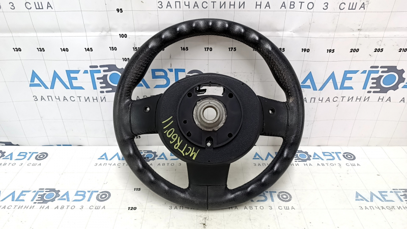 Крупный план на дефект рулевого колеса для Mini Cooper Countryman, вид сбоку.