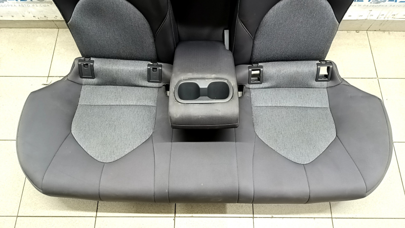 Задний ряд сидений Toyota Camry с гладкой серой тканью, хорошее состояние