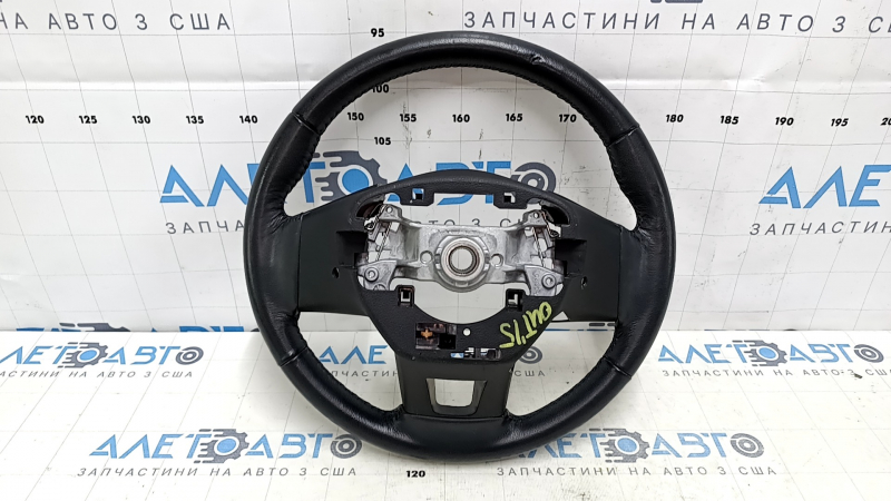 Передний вид рулевого колеса Subaru Outback, наличие вмятин и потертостей.