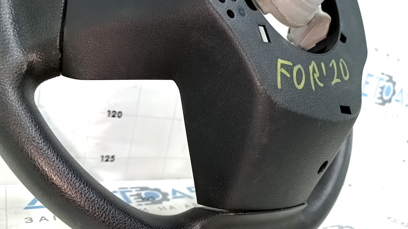 Детальный снимок руля Subaru Forester, показывающий следы использования.