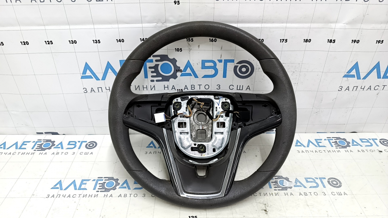 Рулевое колесо Chevrolet Volt 2011-2015, вид с нижней стороны, с заметными следами использования.
