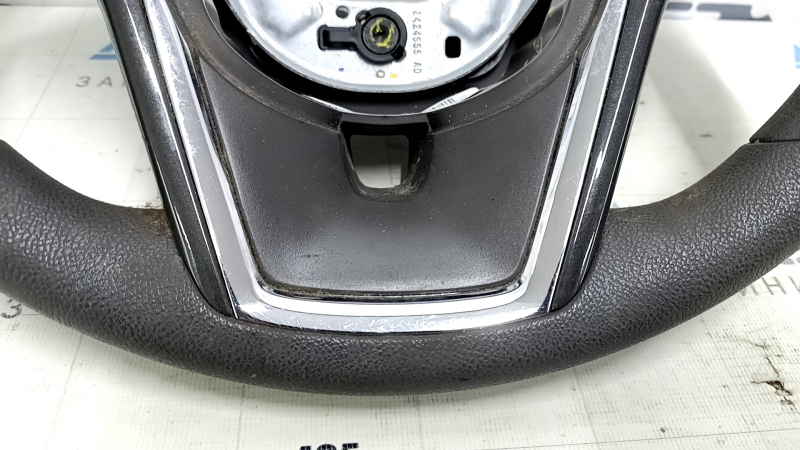 Общий вид рулевого колеса Chevrolet Volt 2011-2015, заметны следы эксплуатации и отсутствие кнопок.