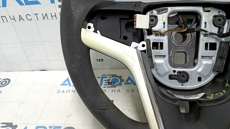 Детализация внутренней части рулевого колеса Chevrolet Volt 11-15 с видимыми следами эксплуатации