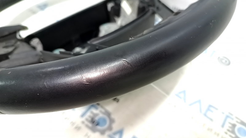 Руль голый Jeep Cherokee KL 14-21 кожа черная, без подогрева, с нижней накладкой, царапины, тычки