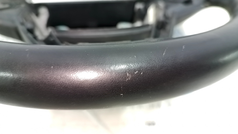 Руль голый Jeep Cherokee KL 14-21 кожа черная, без подогрева, с нижней накладкой, царапины, тычки