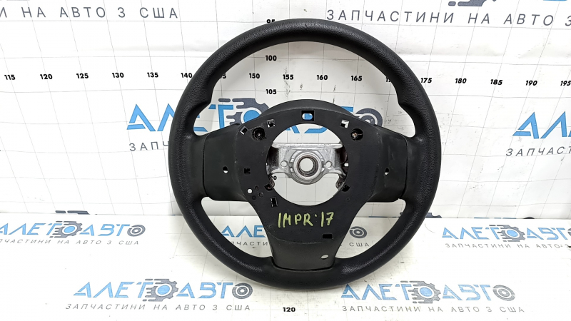 Рулевое колесо с оригинальным номером для Subaru Impreza 17-23, видно заднюю часть и крепления.