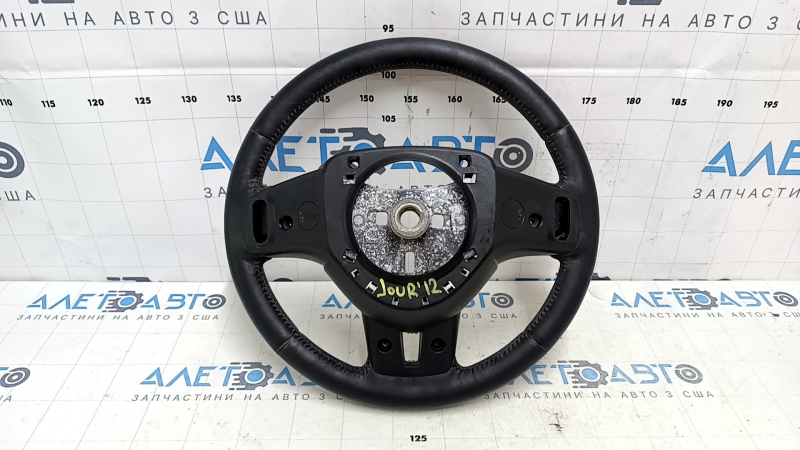 Боковой вид на рулевое колесо Dodge Journey, на котором заметны царапины.
