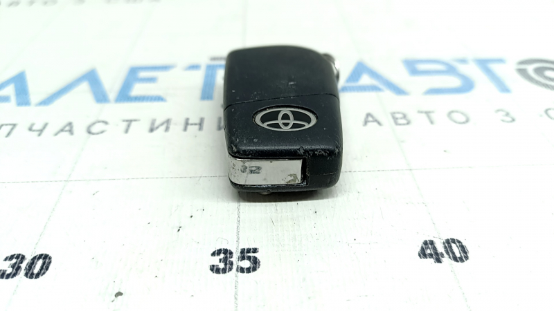 Ключ Toyota Camry v70 18-24 раскладной, 4 кнопки, царапины, тычки