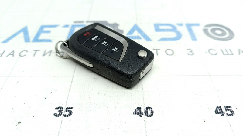 Ключ Toyota Camry v70 18-24 раскладной, 4 кнопки, царапины, тычки