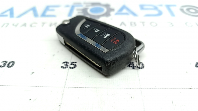 Ключ Toyota Camry v70 18-24 раскладной, 4 кнопки, царапины, тычки
