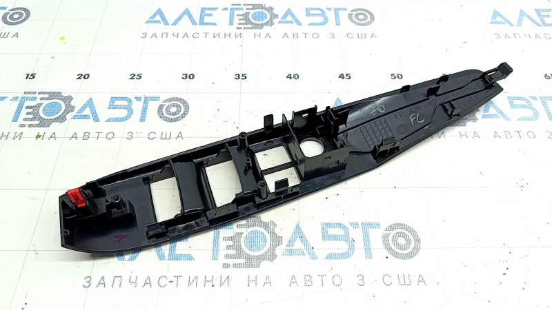 Накладка управления стеклоподъемниками передним левым Toyota Camry v70 18-20 черная, царапины