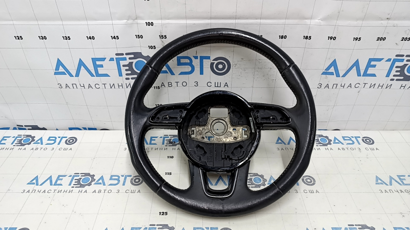Рулевое колесо, Audi Q5 2009-2017, с явными царапинами на коже.