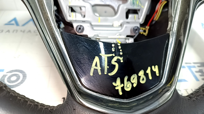 Крупный план детали рулевого колеса Cadillac ATS, показывающий подключение.