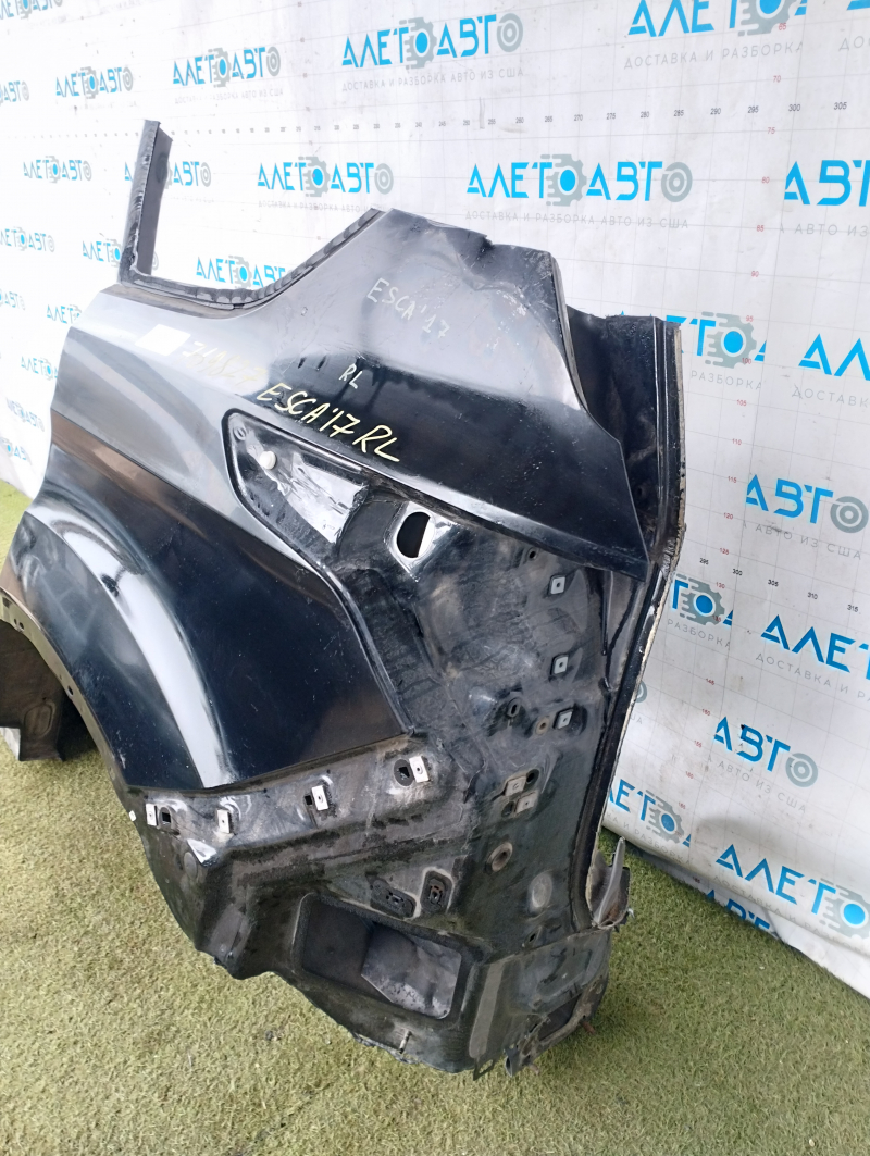 Повреждения на кузове Ford Escape 2013-2019, вид на четвёртую деталь слева, показаны небольшие вмятины.