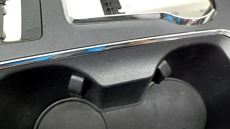 Накладка центральной консоли с подстаканниками Ford Fusion mk5 17-20 царапины