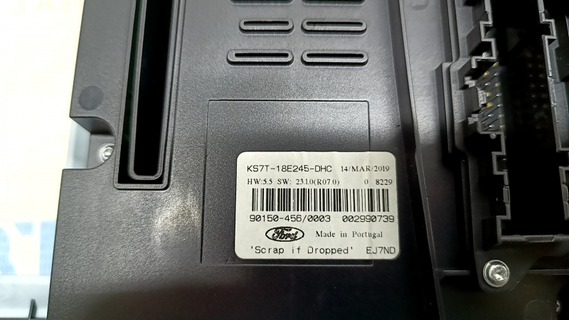 Крупный план разъема панели мультимедиа Ford Fusion mk5, 2013-2020