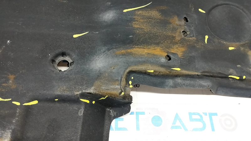 Фронтальный вид защиты днища с маркировкой, подойдет для Toyota Camry, заметные следы использования.