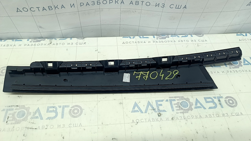 Накладка двери боковая задняя правая VW Tiguan 18-24 черный глянец, клей