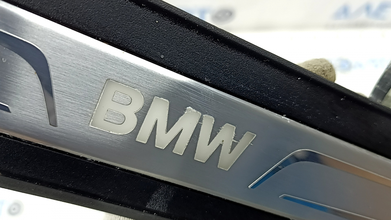 Накладка порога зовнішня ззаду ліва BMW 5 F10 11-16 чорна з хром, підсвічування, пошкодження водою, робоча