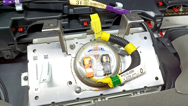 Торпедо передняя панель с AIRBAG Toyota Venza 21-24 черная с черными накладками, серая строчка, хром