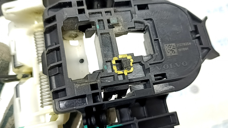 Механизм ручки двери передней правой Volvo XC60 18-26 под keyless и подсветку, сломано крепление