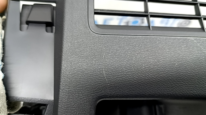 Деталь обшивки арки правой задней стороны Volvo XC60, состояние использования обозначено мелкими царапинами.