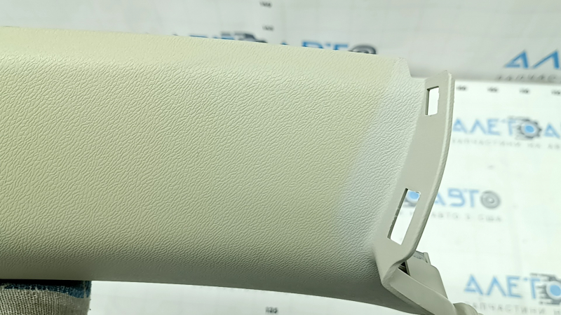 Накладка задней стойки перед форточкой правая Volvo XC60 18-26 серая, выгорела