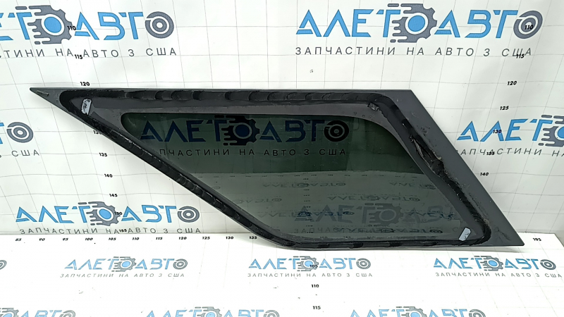 Стекло форточки задней правой Ford Explorer 20-25, видно заводскую маркировку.