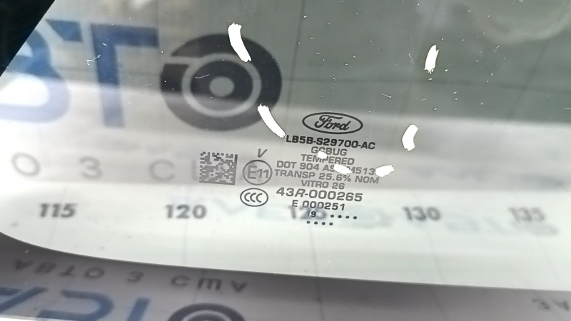 Фотография куска стекла. Дефекты на форточке Ford Explorer 20-25.