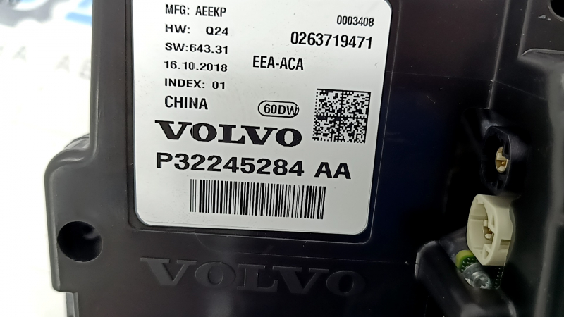 Передняя панель щитка приборов Volvo, в целом без повреждений
