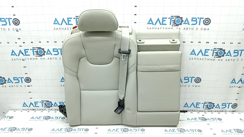 Заднее сиденье правой части Volvo XC60 2018-2026, с дефектами на кожаной обивке.