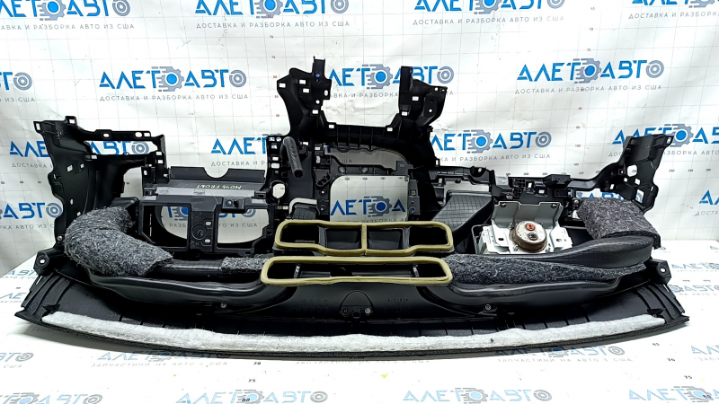 Торпедо передняя панель с AIRBAG Mitsubishi Outlander 14-22 черная, ржавый пиропатрон