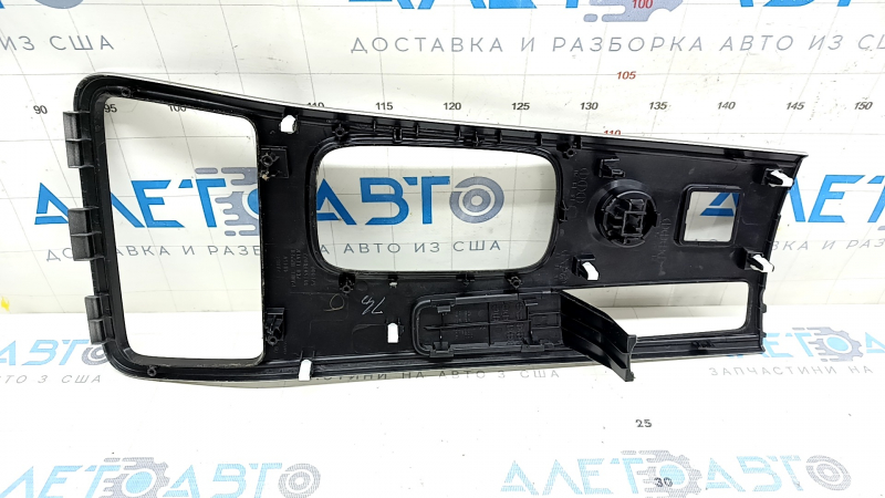 Страничный ракурс накладки центральной консоли Mitsubishi Outlander 2014-2021, показаны царапины.
