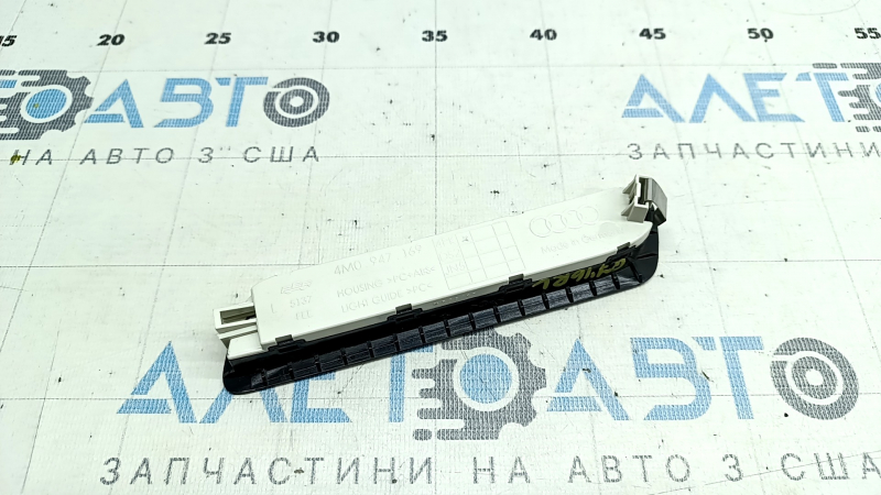 Плафон освещения багажника левый Audi Q7 16-26 черный, царапины