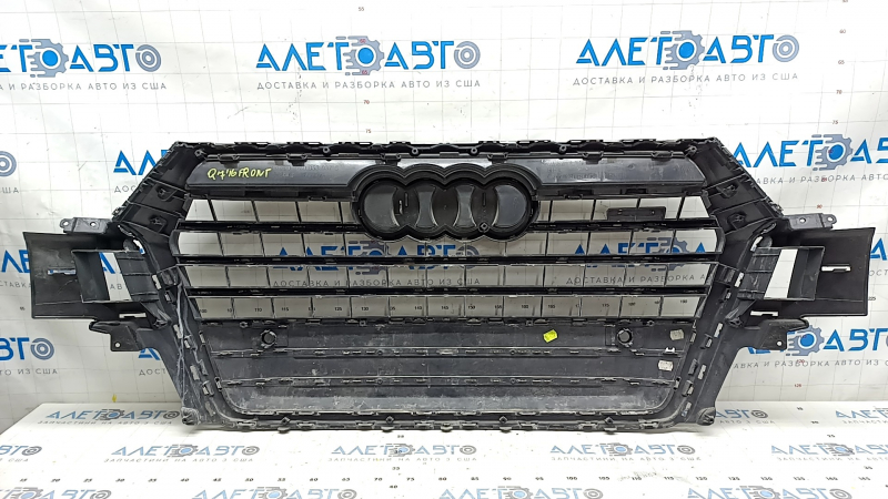 Решетка радиатора grill в сборе Audi Q7 16-19 серая, под парктроники, с эмблемами, песок