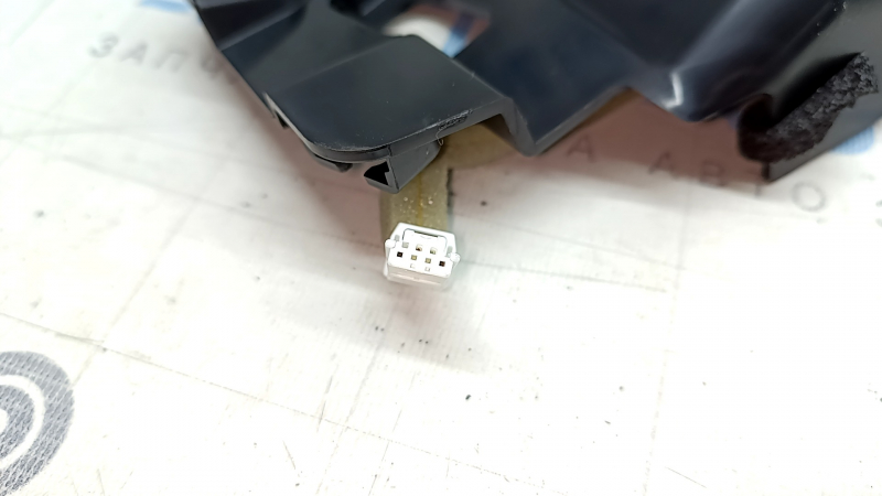Заглушка зеркала уголок передняя правая Nissan Rogue Sport 17-22 под BSM, черная