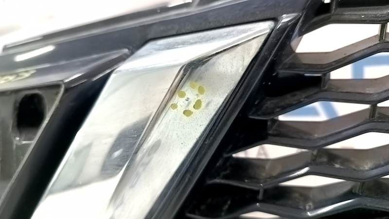 Решетка радиатора grill Nissan Rogue Sport 17-18 без эмблемы, под дистроник, без накладки телевизора, песок, трещина в креплении