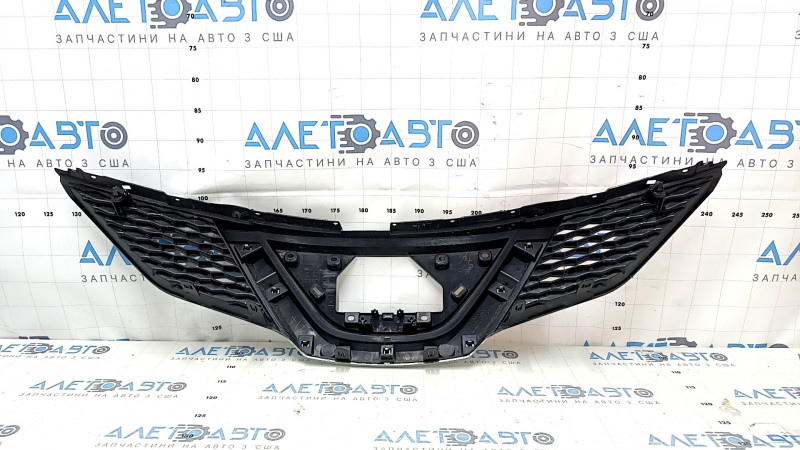 Решетка радиатора grill Nissan Rogue Sport 17-18 без эмблемы, под дистроник, без накладки телевизора, песок, трещина в креплении
