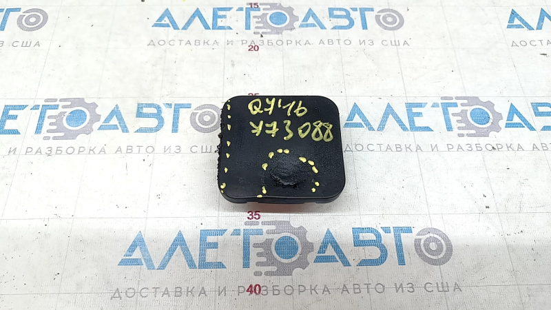 Заглушка фаркопа Audi Q7 16-26 примята, потерта