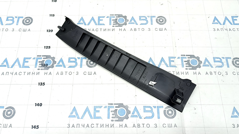 Накладка передней стойки средняя правая Volvo XC40 19-26 черная